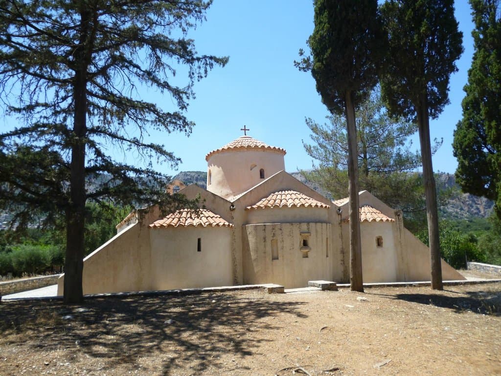 Η Εκκλησία της Κεράς όπως ξεπροβάλλει μέσα στο δάσος