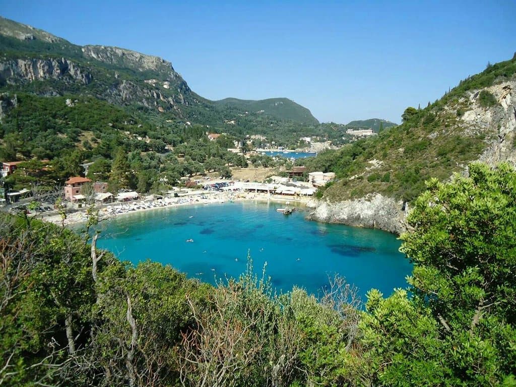 La spiaggia di Paleokastritsa vista dall'alto