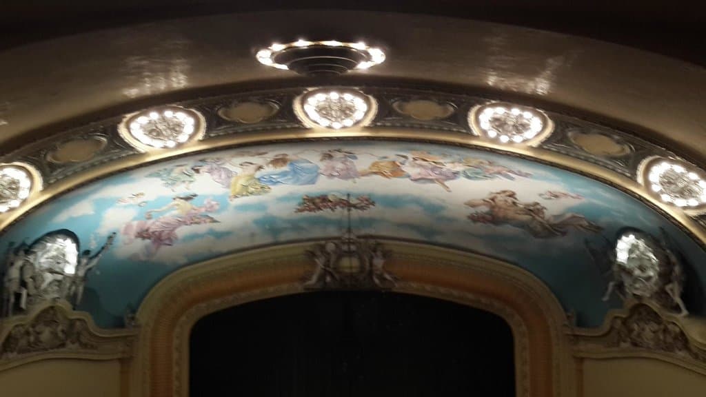 Visão do teto acima do palco do teatro Byham