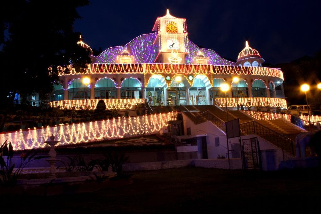 Sede Brahma Kumaris iluminada para o Diwali