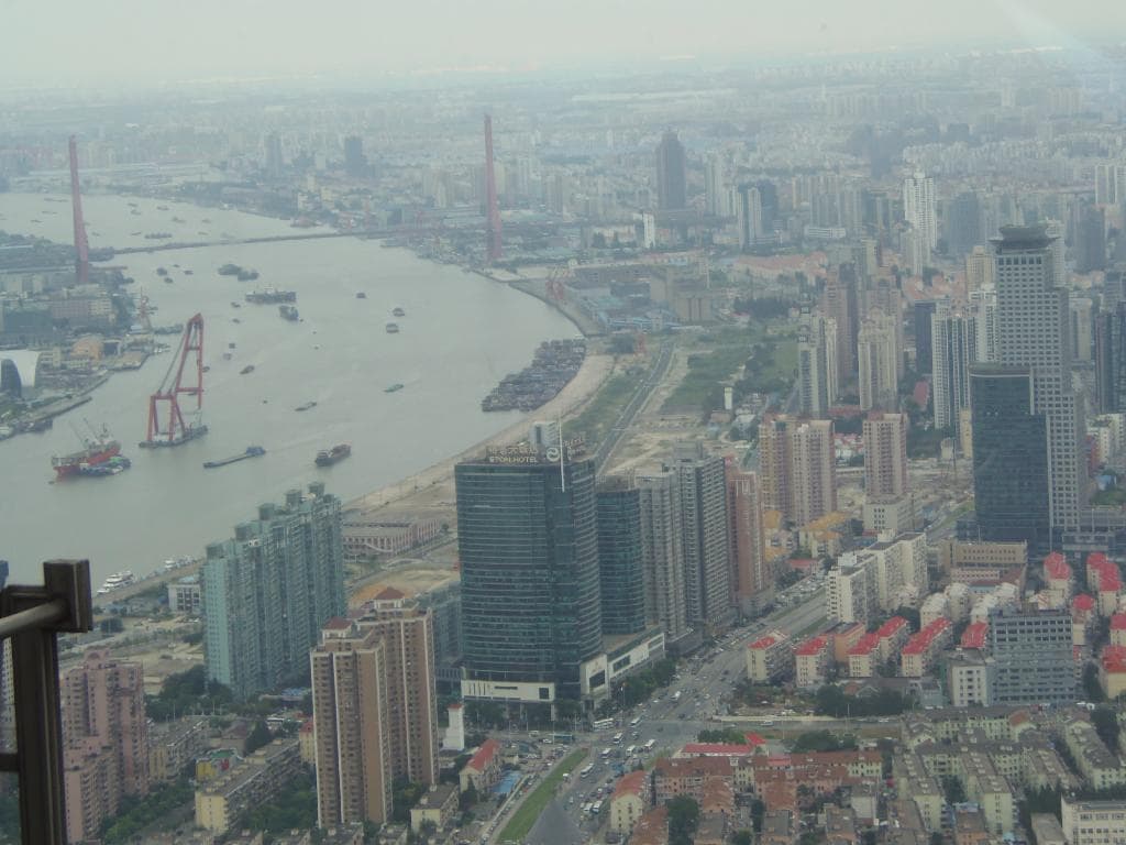 Vista del Puente Yangpu desde el área de Pudong.