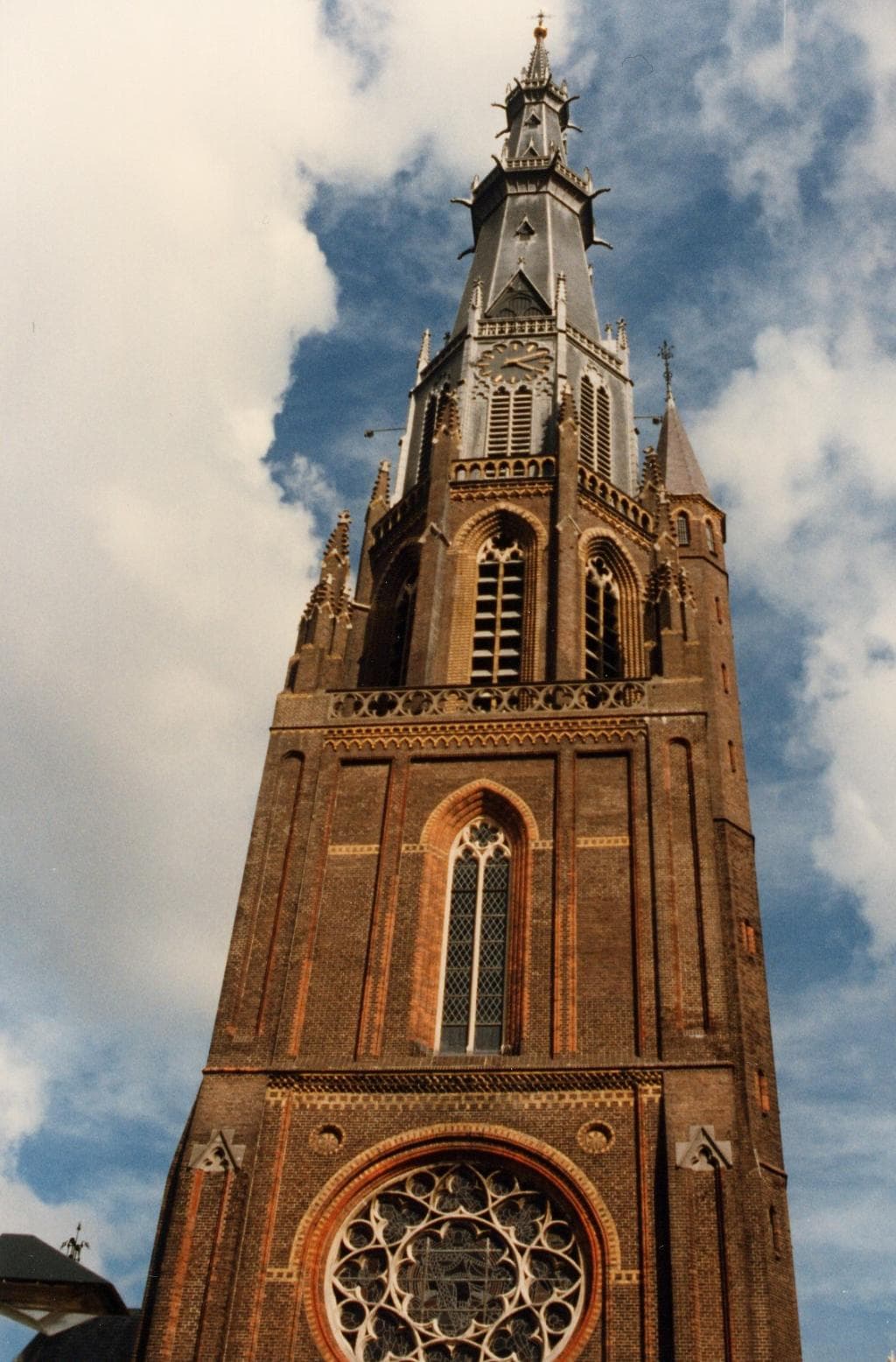De 85 meter hoge Bonifatiustoren, een van de hoogtepunten van Leeuwarden
