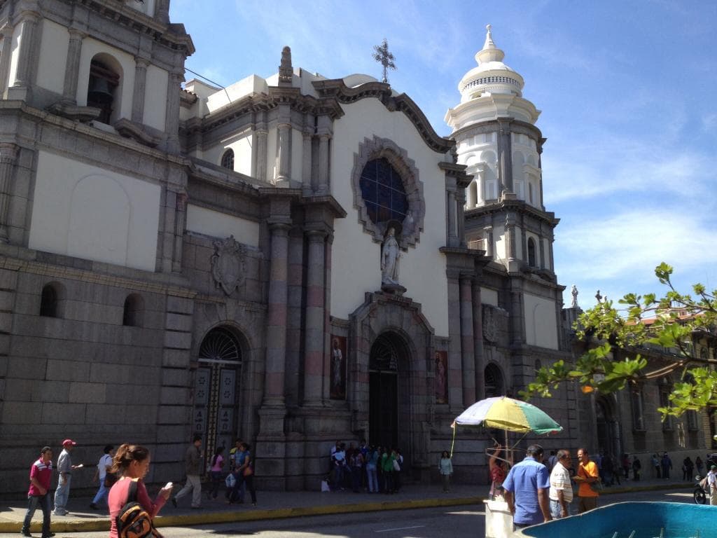 Frente a la Plaza Bolívar, la Catedral Metropolitana de Mérida.