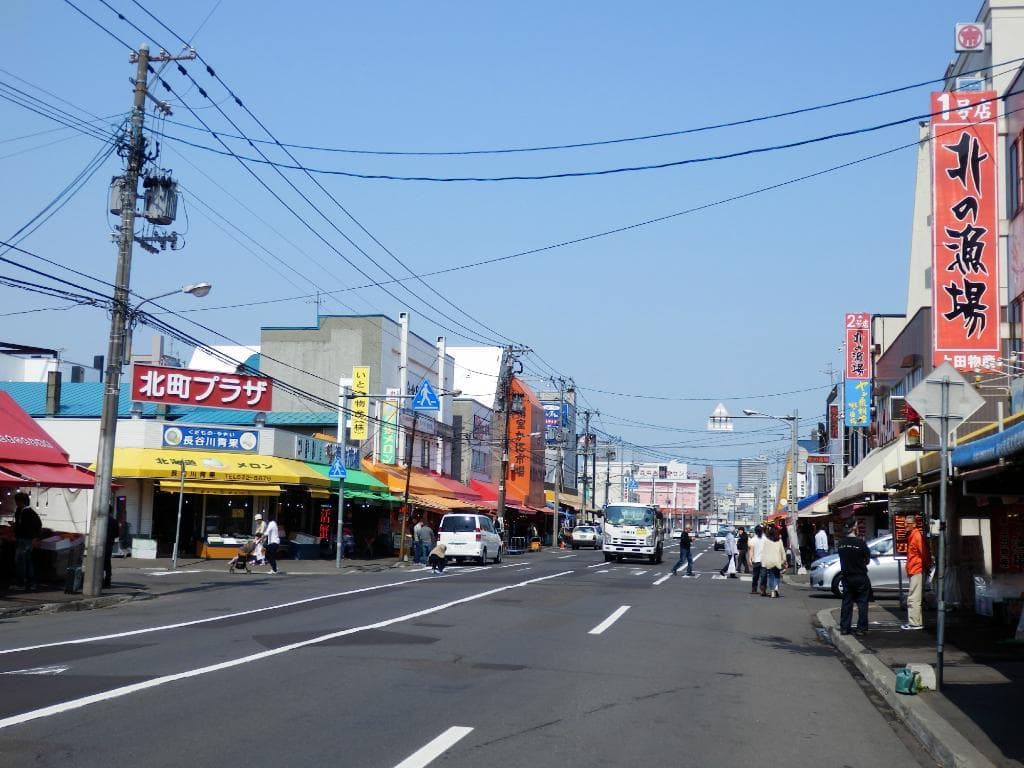 道路をはさんだ両側に展開。車に注意。
