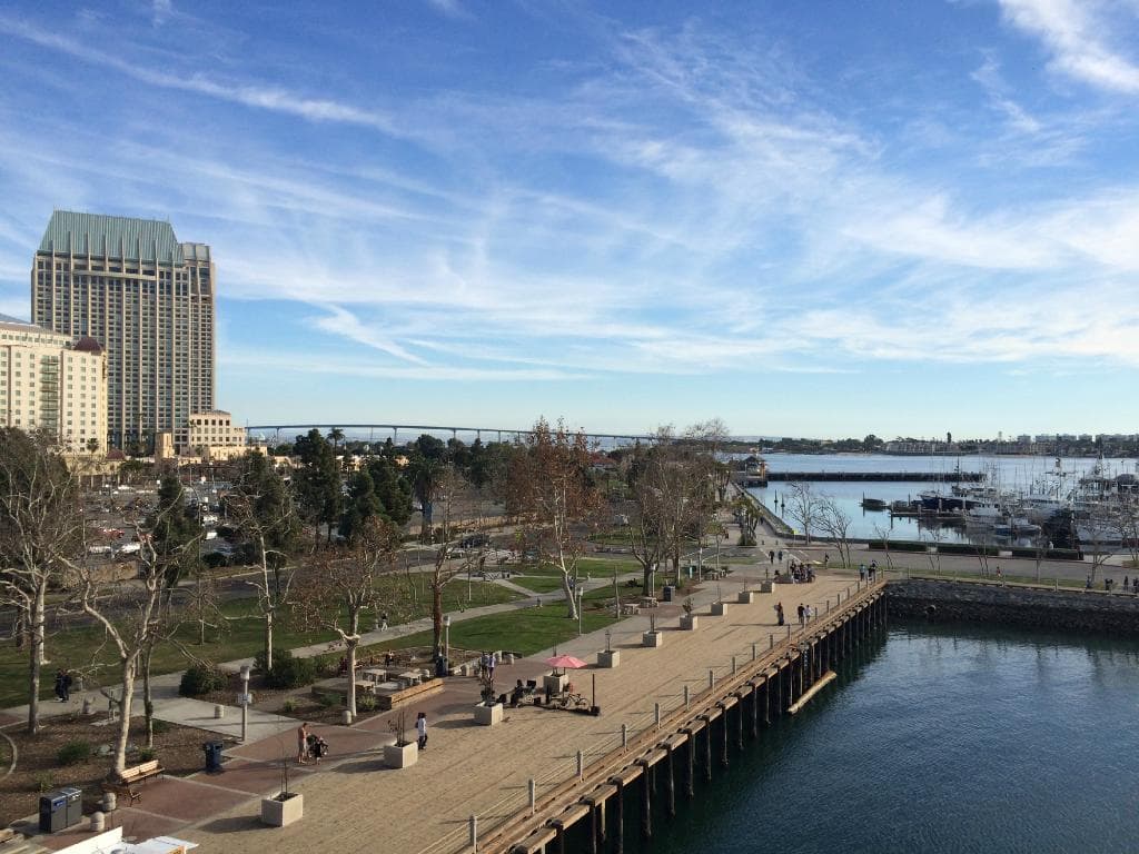 Vista de San Diego Bay Walk a partir do USS Midway