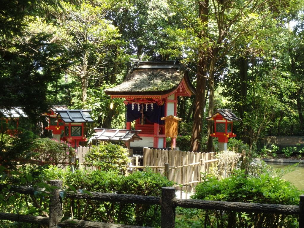 鎮女池と祠
