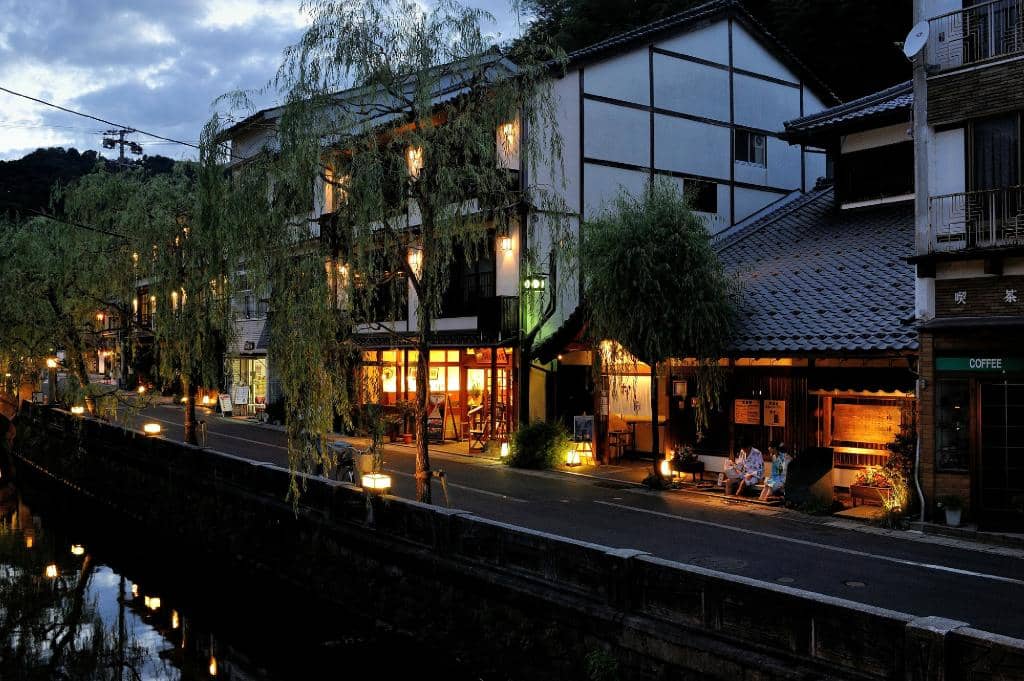 Stroll in Yukata and Getaba