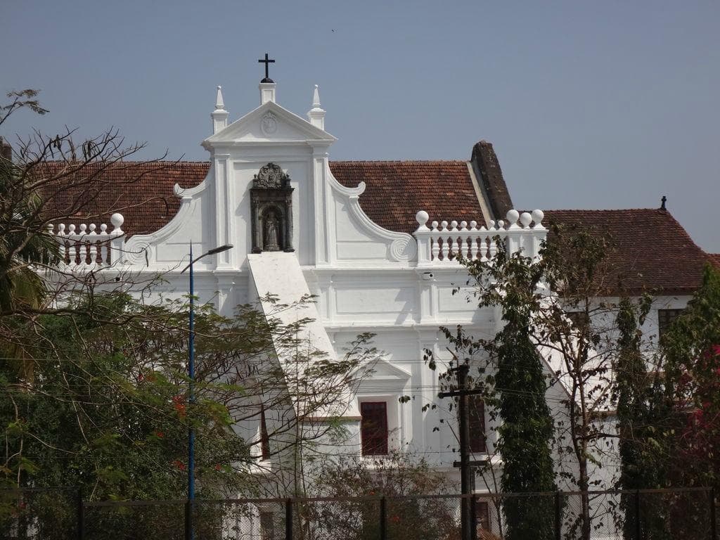 正面(聖オーガスチン教会から)