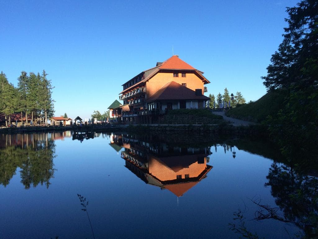 Abendblick über den See zum Lokal