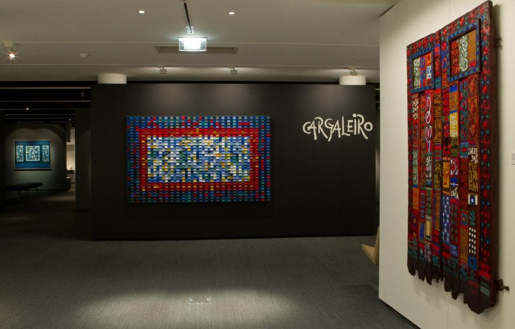 Entrada na sala expositiva com obras de Manuel Cargaleiro