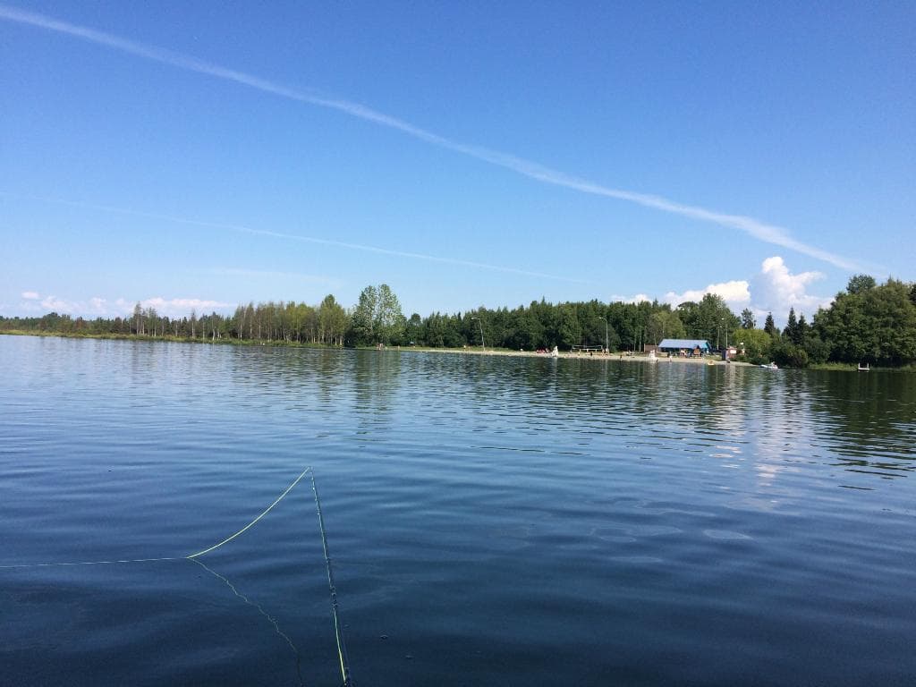 湖の中心あたりからビーチバレーコートを望んだ風景