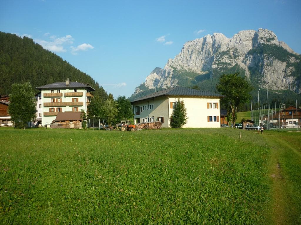 Il museo, a destra, e le montagne di Sappada