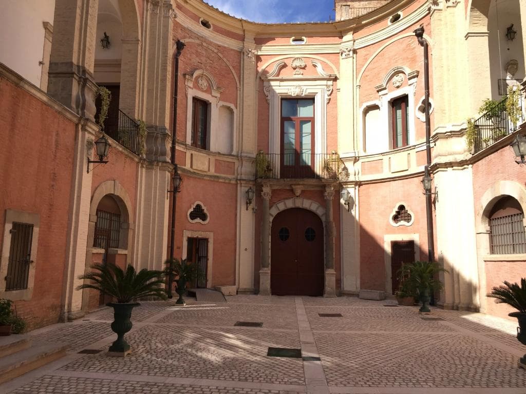 Cortile interno dell'Episcopio, da cui si accede al Museo