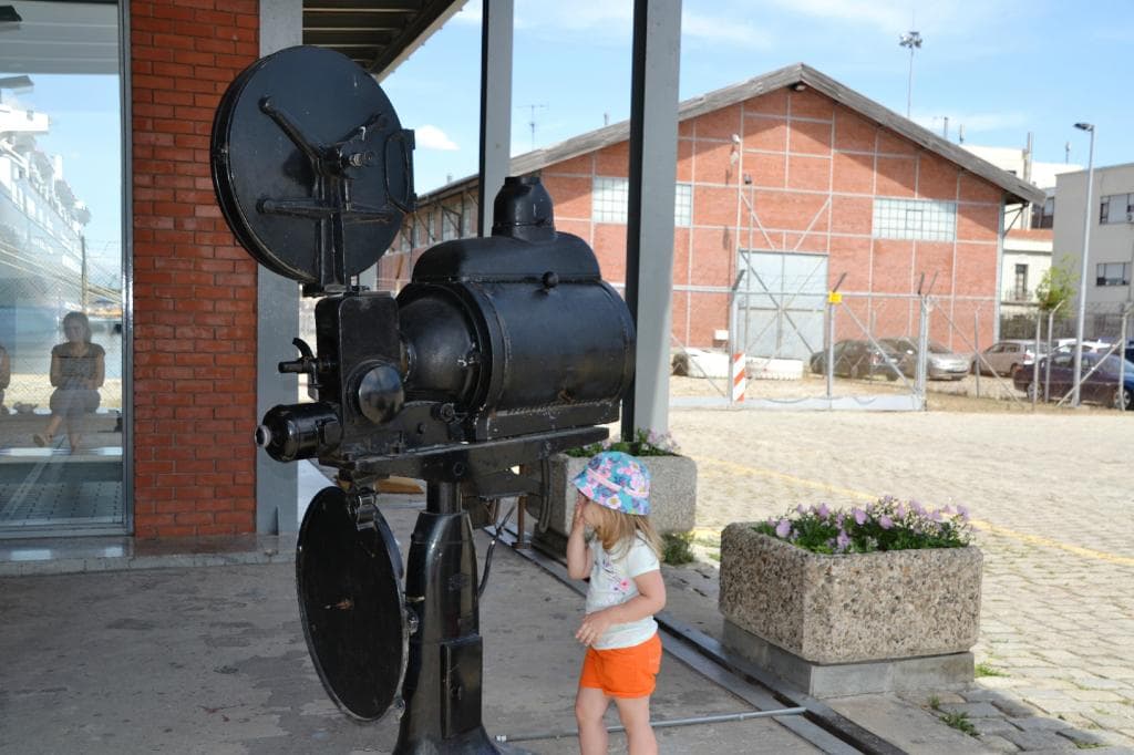Дочь исследует экспонат на входе