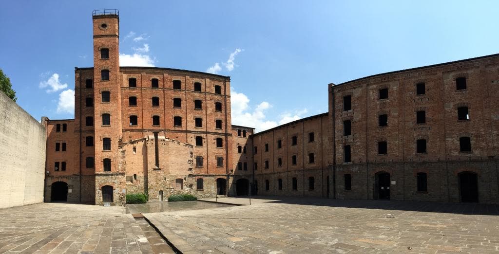 il cortile dove c'era la stanza a gas, persone uccise, nessuno sapeva niente