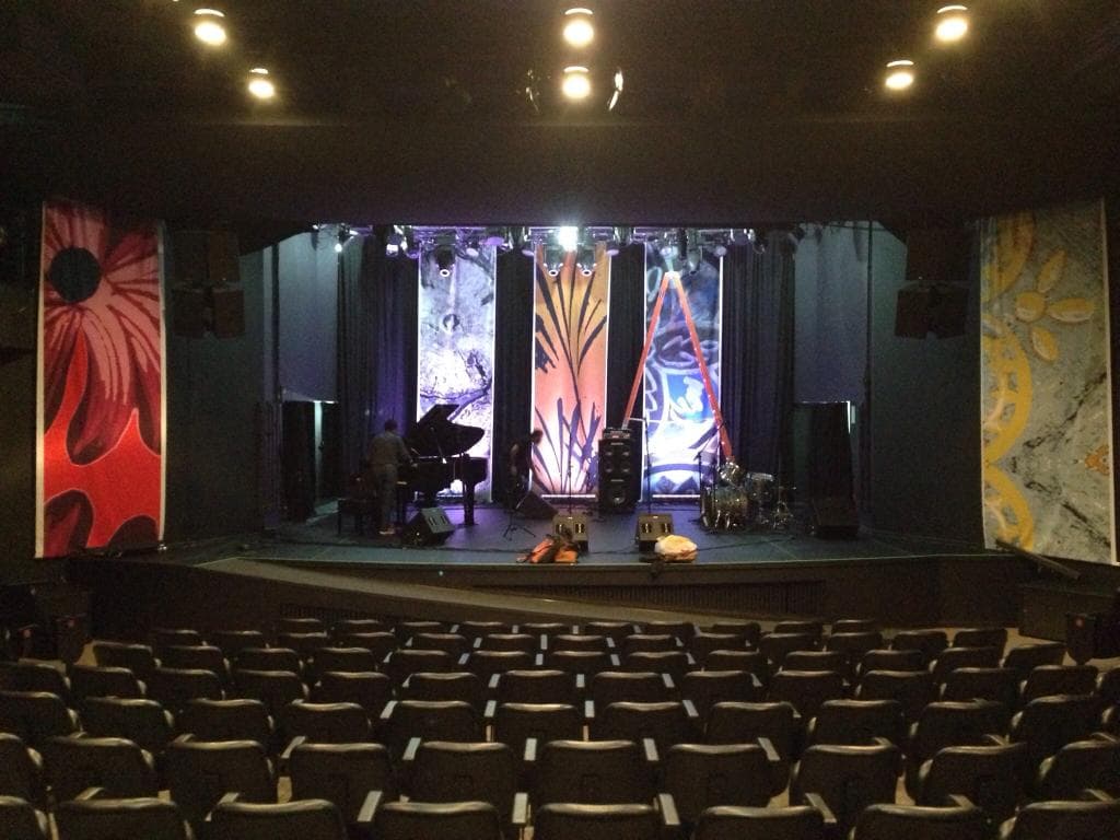 Teatro de pequeno porte muito bem equipado. Equipe técnica atenciosa. 280 pessoas