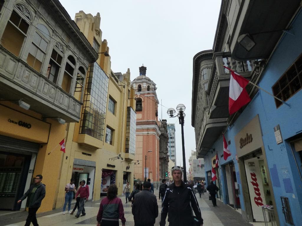 Al fondo la Iglesia de Nuestra señora de la Merced