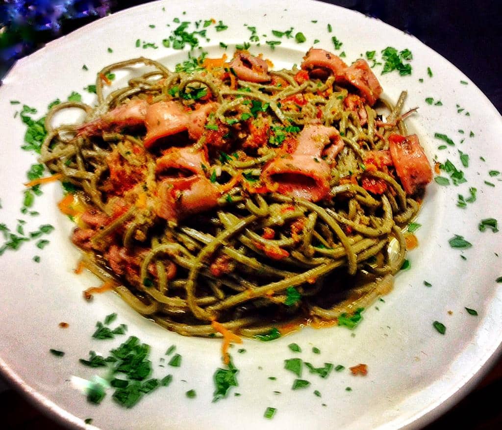 Spaghetti all'ortica con calamares y bottarga de Sardinia