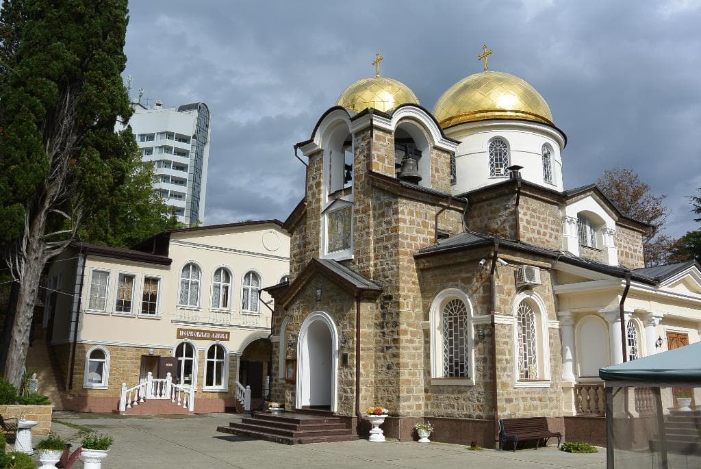 Храм и церковная лавка