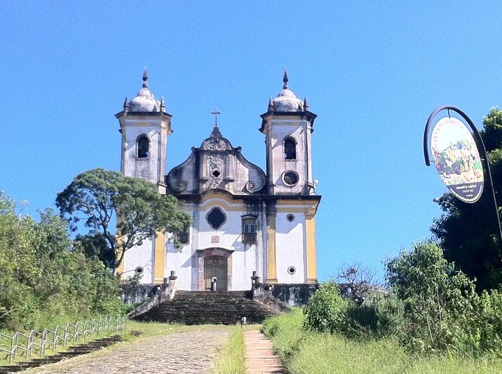 de longe