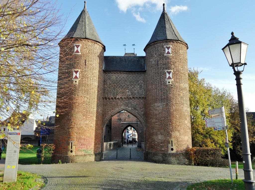 Poort met twee torens , aan de buitenzijde van de Stad . nl .