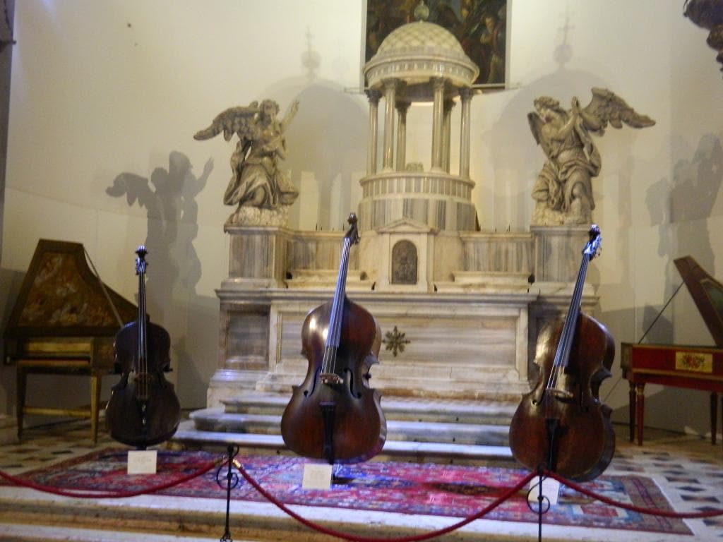 Violas y bajos alrededor del altar