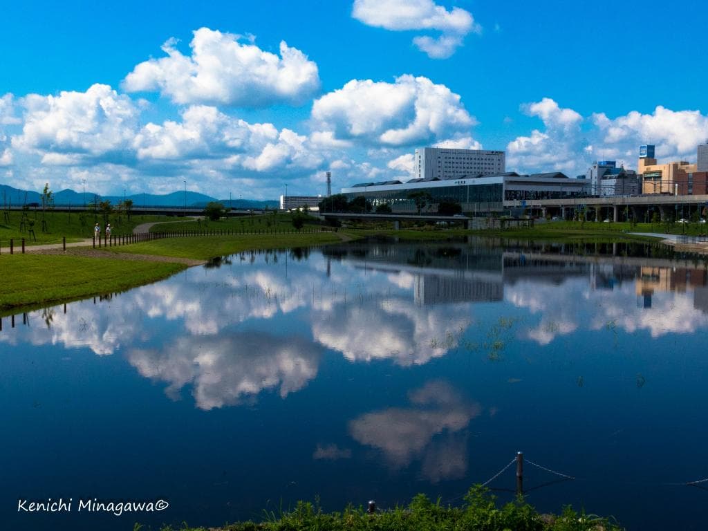 日中の風の無い日には鏡のように池が天空を写しだします。