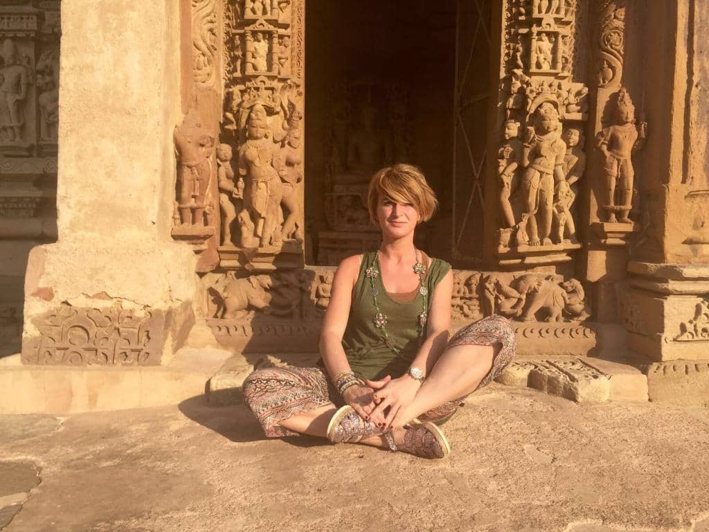 Elegant Pillars with Chain Motifs