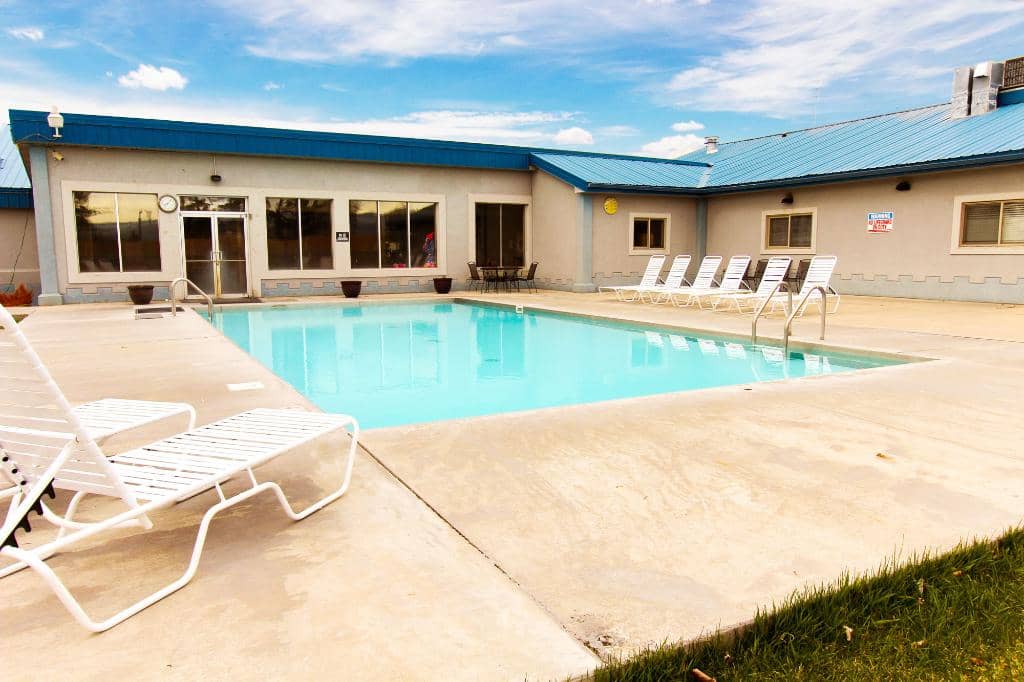 Evening Ambiance & Live Music