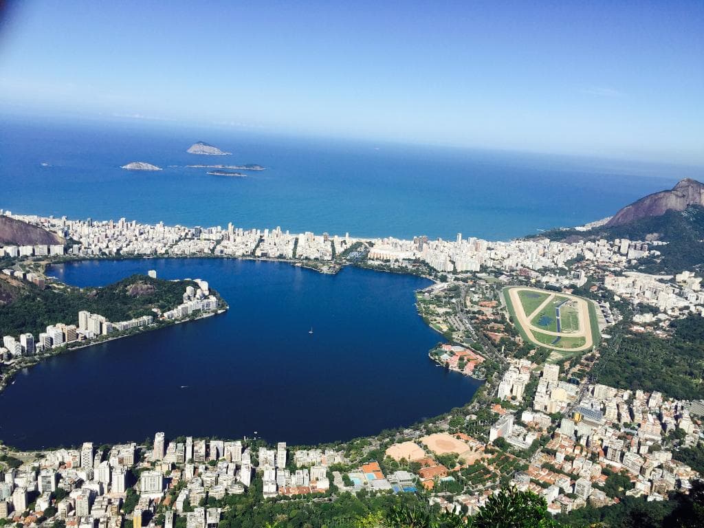 A lagoa que fica bem atras da pria de copacabana.