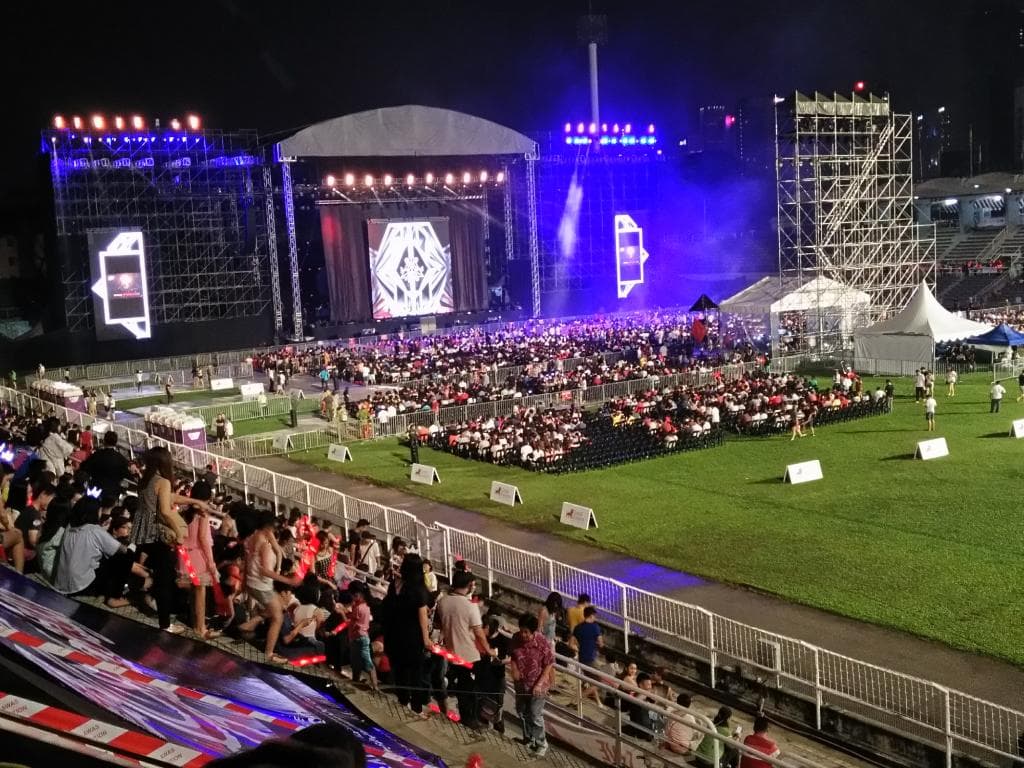 The stage <3
