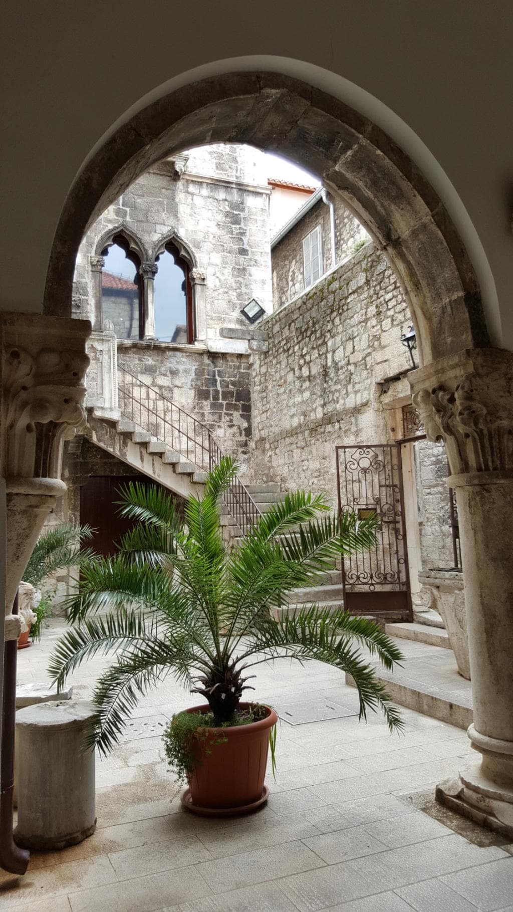 jardín de acceso al museo