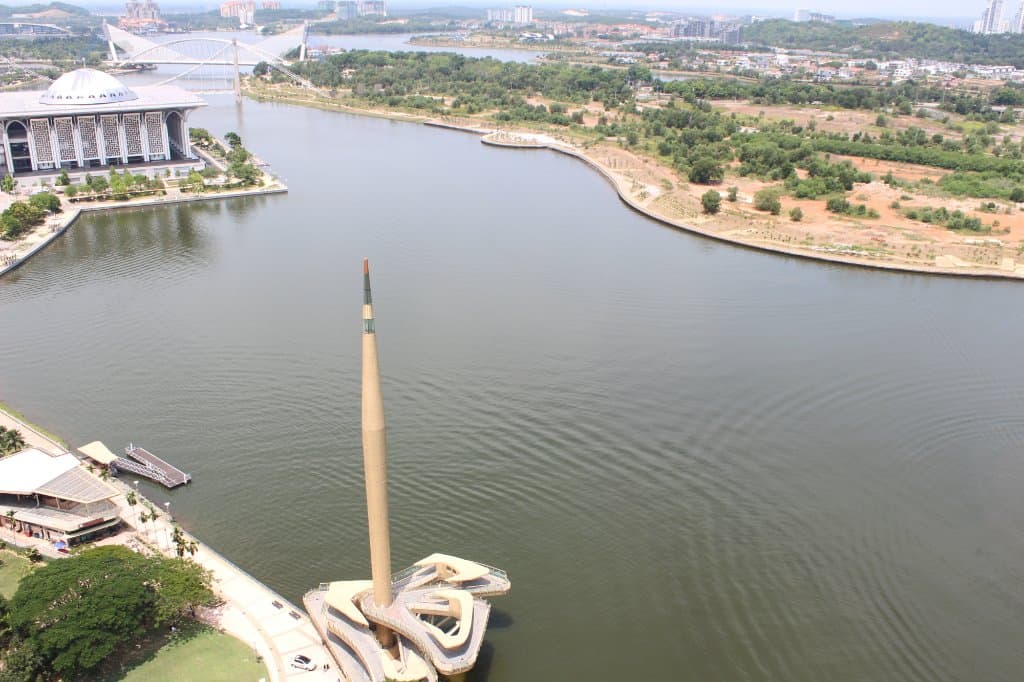 Vista do lago e foguete monumento