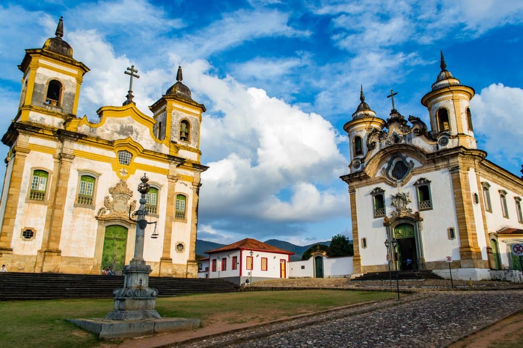 Vista das igrejas de São Francisco e Nossa Senhora do Carmo e do pelourinho