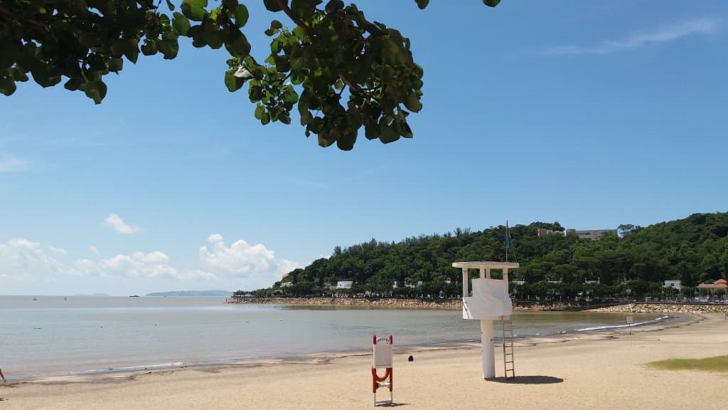 彎月的黑沙海灘