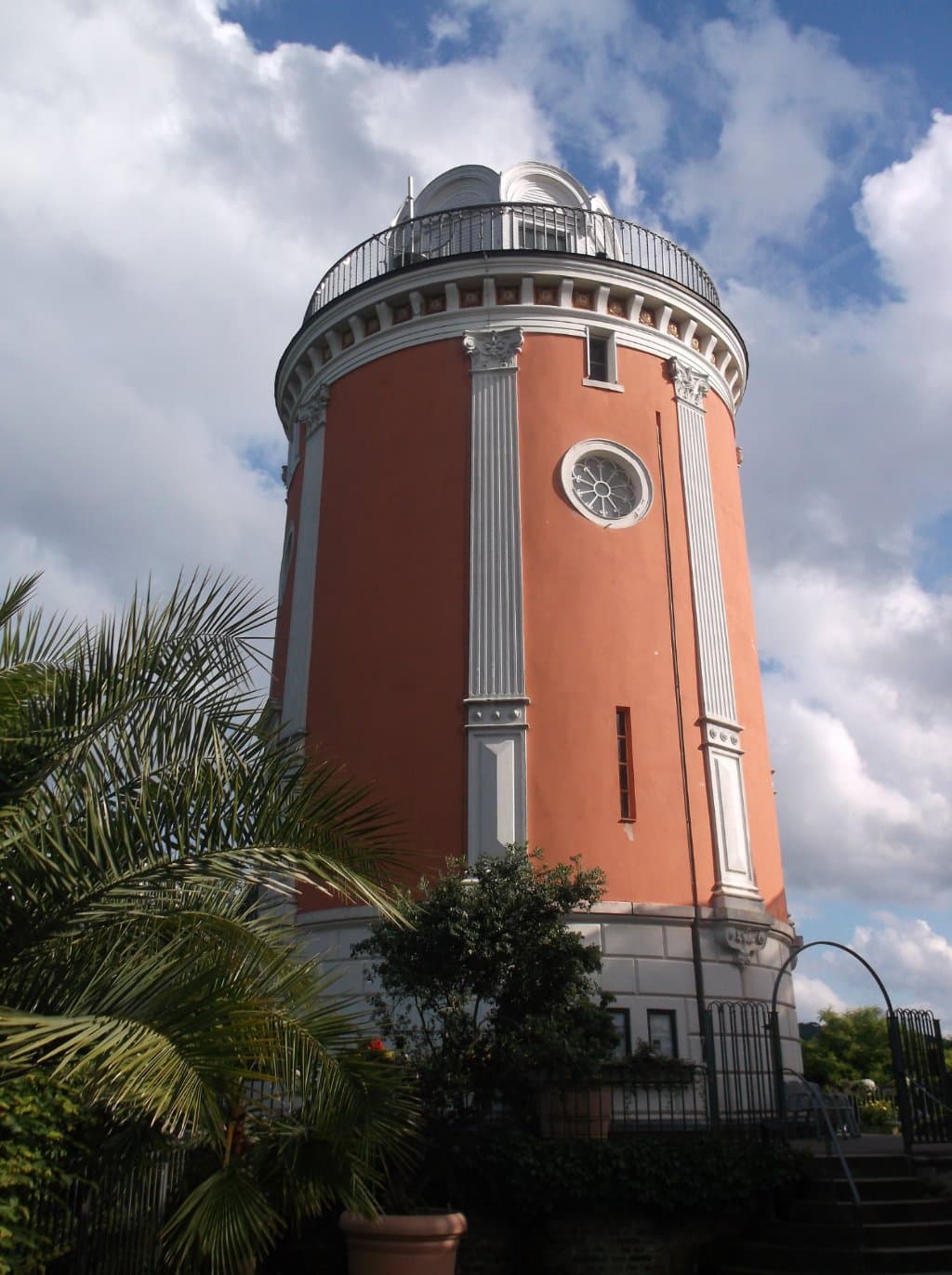 Der Elisenturm mit Eingang zum Botanischen Garten