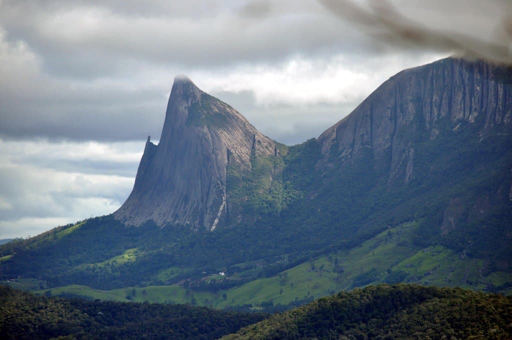 Vista da pedra do lagarto e parque estadual da pedra azul a partir do mirante do forno grande