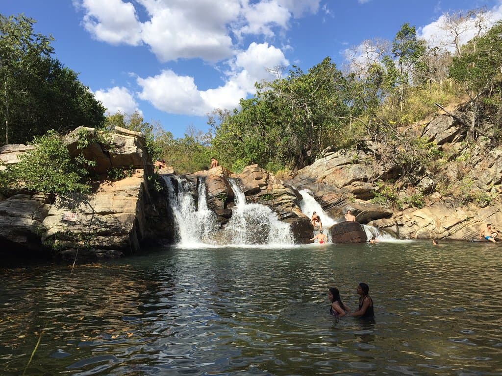 Poço principal e corredeiras do rio a montante