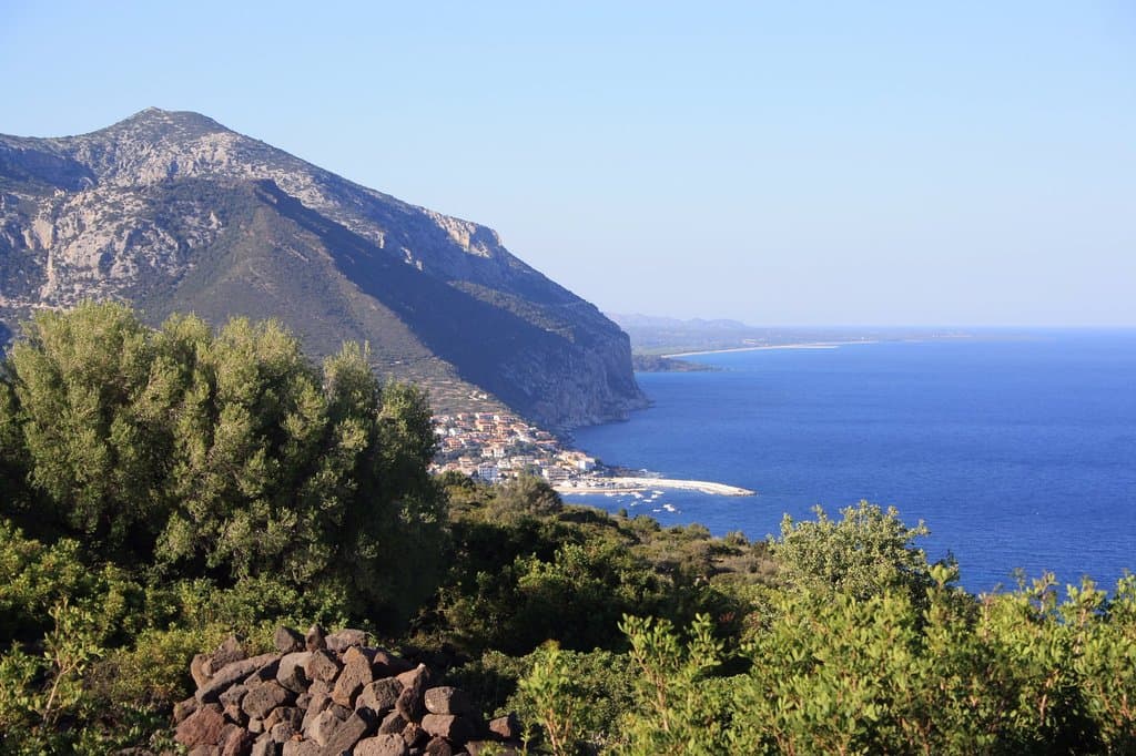 Vista a nord del Golfo di Orosei, con Cala Gonone, dal sito archeologico di Nuraghe Mannu