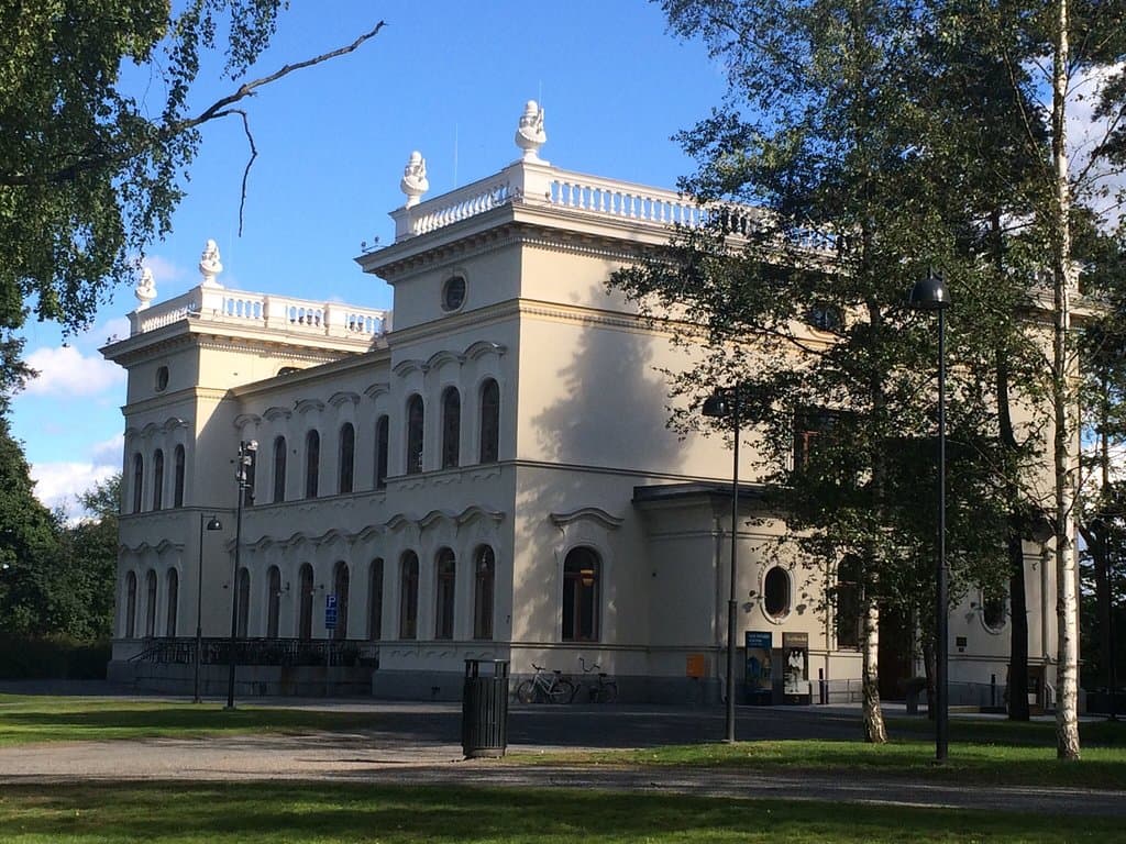 Особняк недавно отреставрирован, в хорошем состоянии. Есть несколько сохранившихся интерьеров.