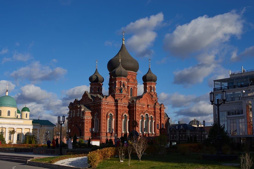 Успенский собор и торговый центр