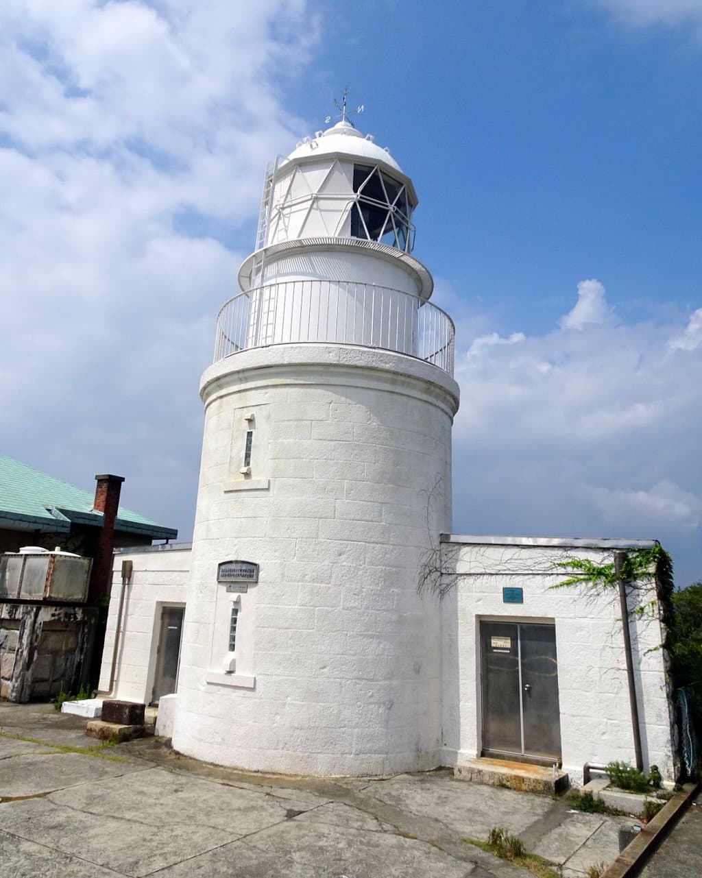 青空をバックに見上げて ②