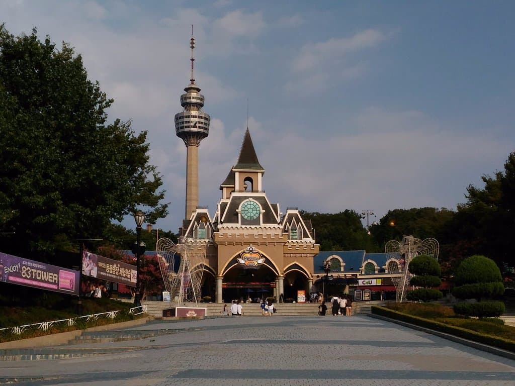 自EWORLD入口處看83塔