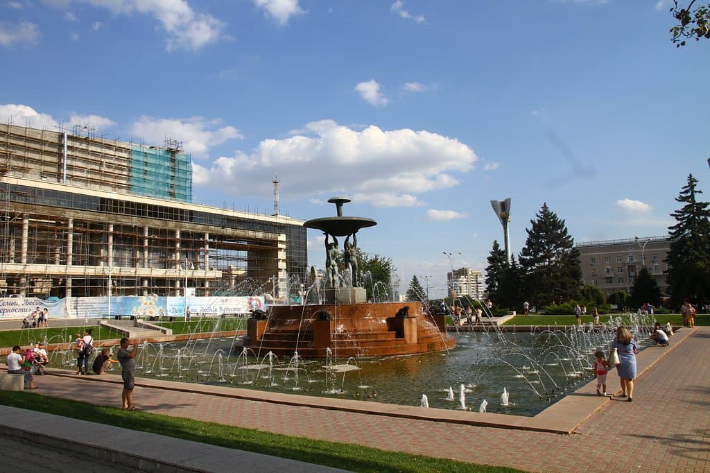 Фонтан,стела и театр