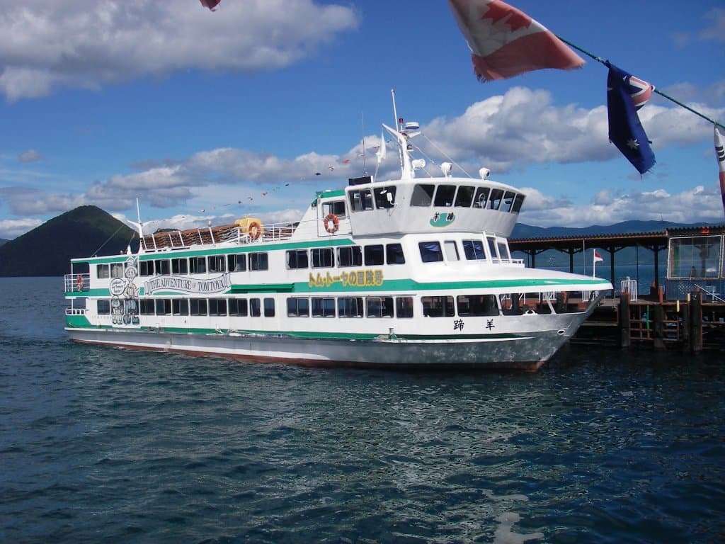 遊覧船はかなり大きめです