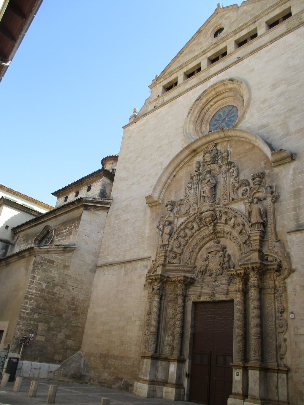 装飾がすごいファサードです