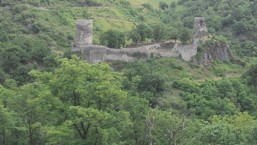 Das ist die Burg Stahleck bei Bacharach-Steeg.