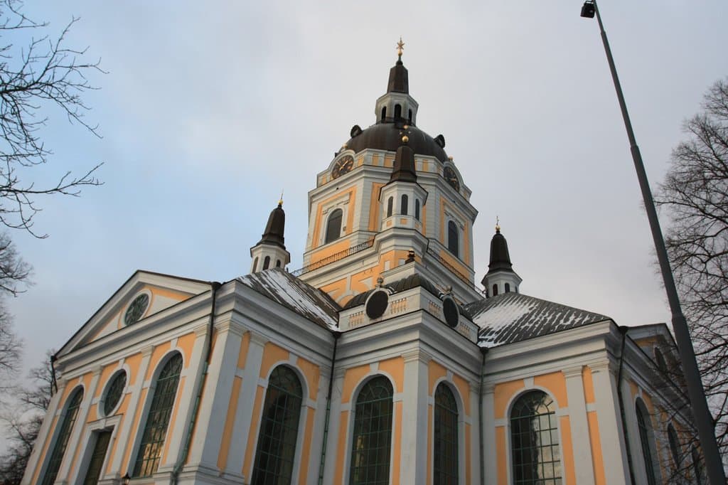 Со стороны кладбища трудно фотографировать даже "широкоугольником"