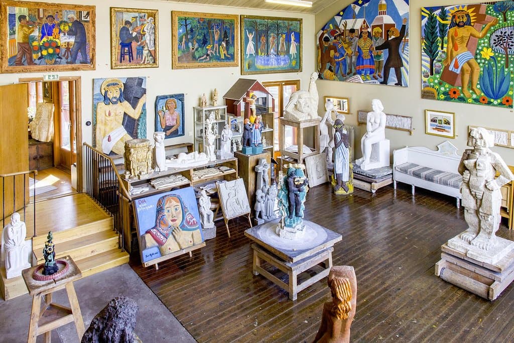 Bror Hjorths ateljé är fylld med konstverk