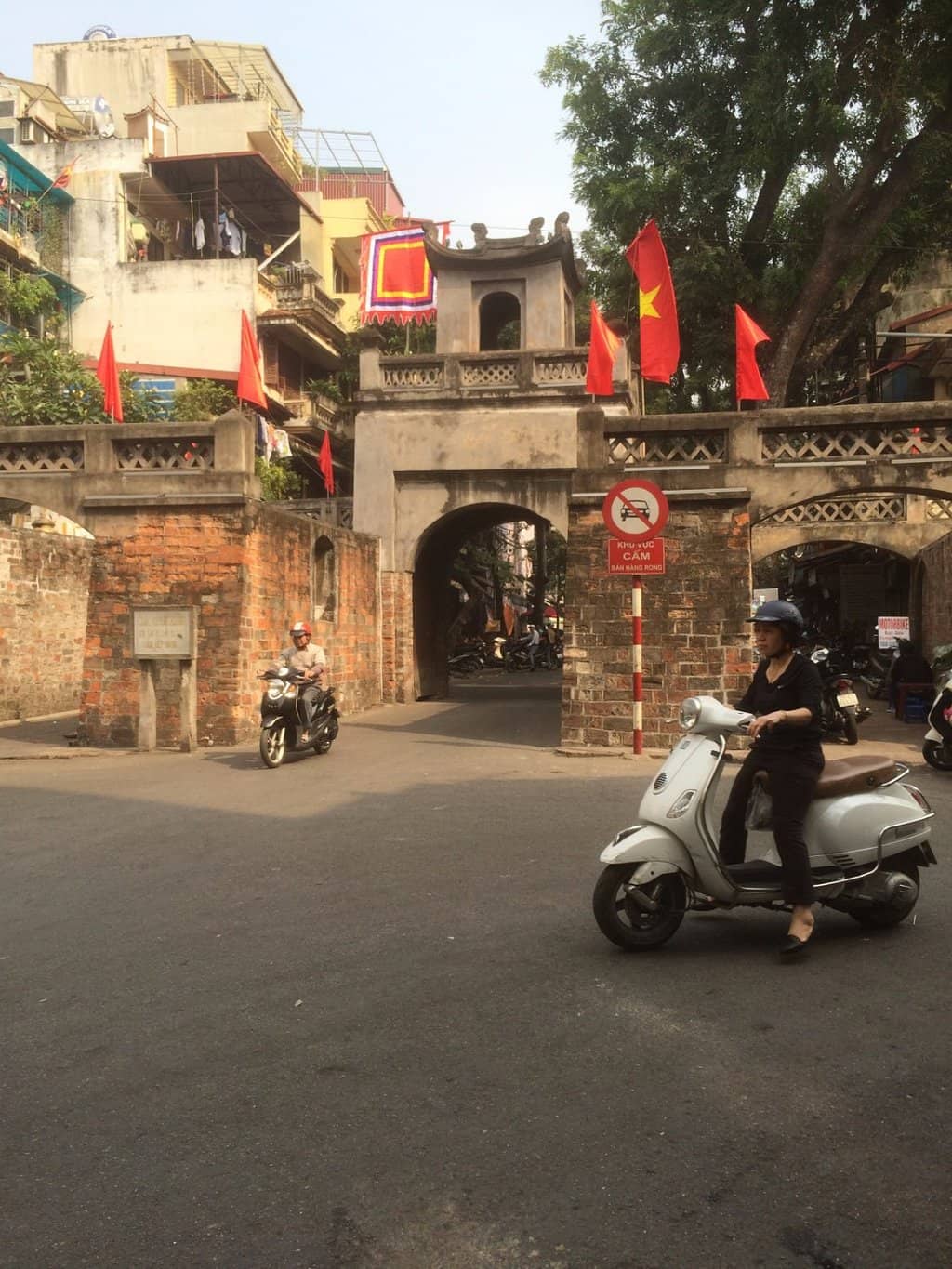 O Quan Chuong Gate